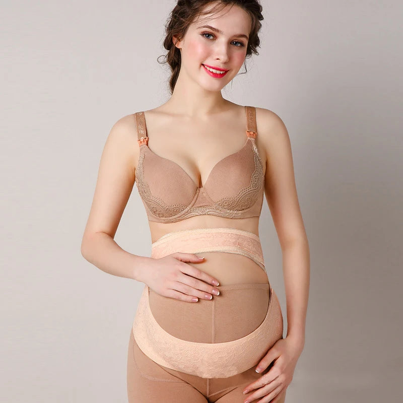 Gros plan sur le système de réglage du corset, illustrant les multiples crochets et boucles pour un ajustement personnalisé et un soutien optimal. Parfait pour toutes les tailles de mamans post-partum.
