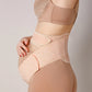 Une femme portant le corset de maternité polyvalent post-partum sous ses vêtements, démontrant son confort et sa discrétion. Idéal pour une utilisation quotidienne.