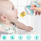 Bébé utilisant une tétine à fruits en silicone, idéal pour l'introduction de nouvelles saveurs