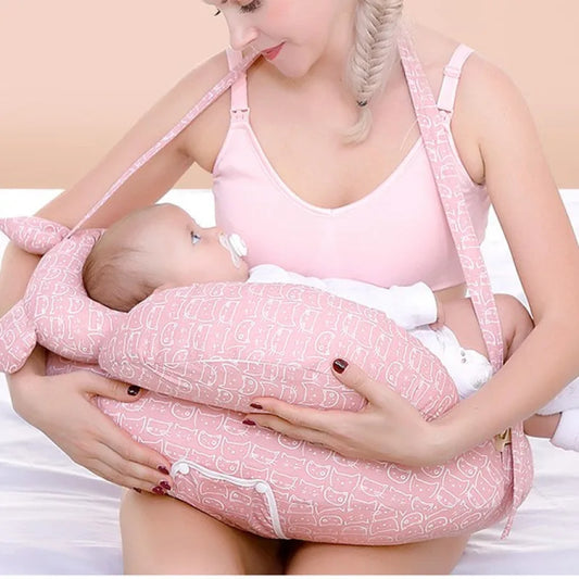 Une maman utilisant un oreiller de maternité confortable pour allaiter son bébé.
