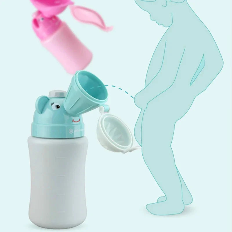 Enfant utilisant un urinoir portable avec un sourire, montrant la facilité d'utilisation et le confort de ce produit d'hygiène pour bébé.